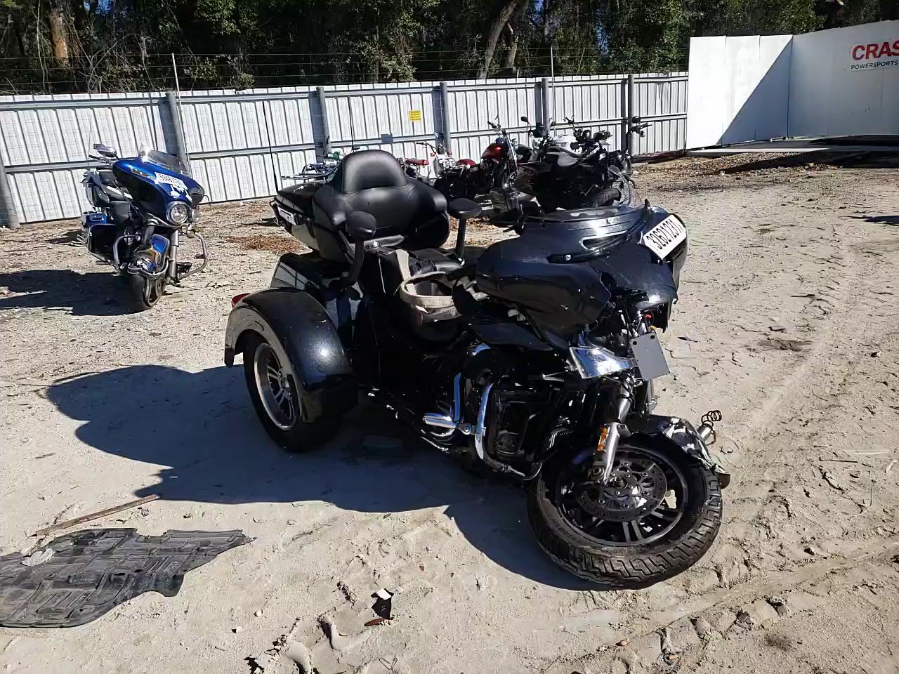 2018 HARLEY-DAVIDSON FLHTCUTG 1HD1MAD13JB856379