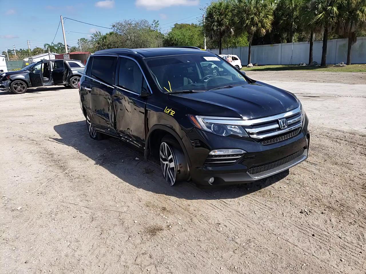 2018 HONDA PILOT TOUR 5FNYF5H93JB012700