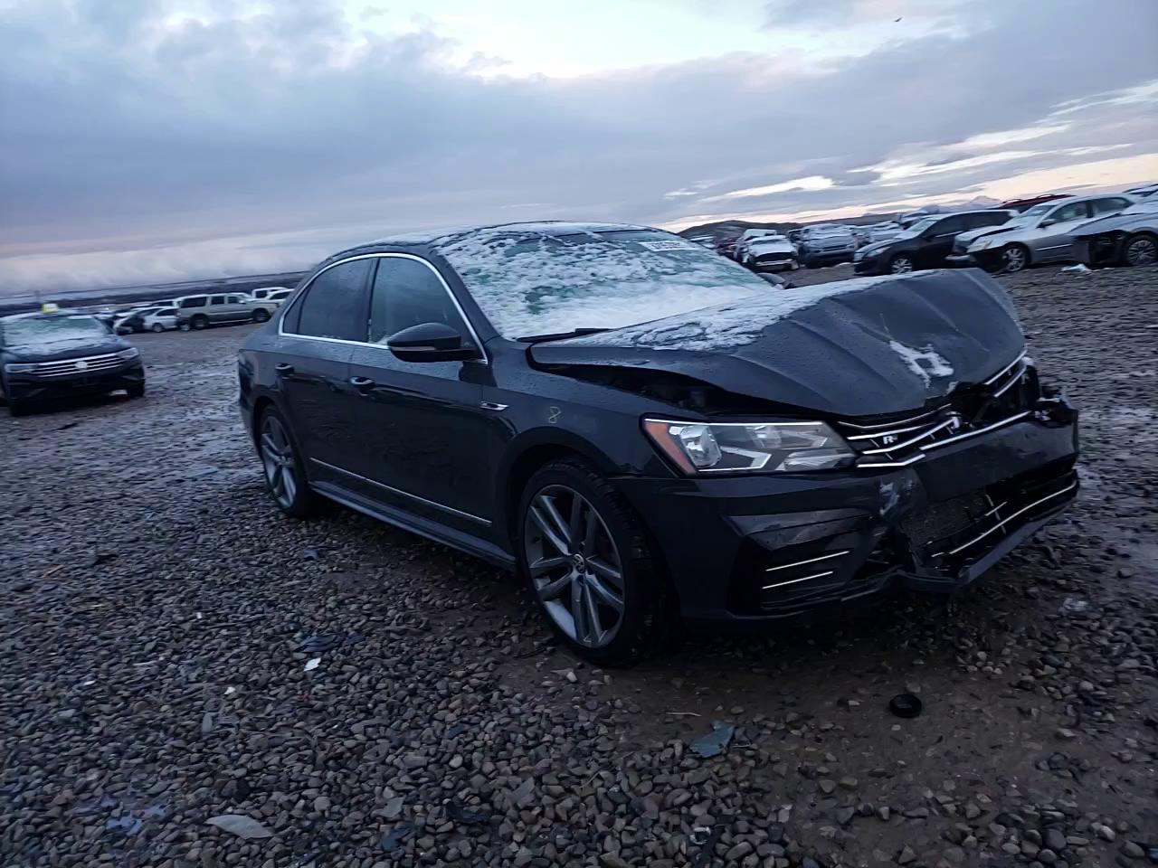 2017 VOLKSWAGEN PASSAT R-L 1VWDT7A32HC048441