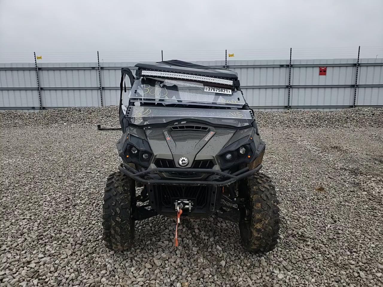 2019 CAN-AM COMMANDER 3JBKKAX21KJ001131