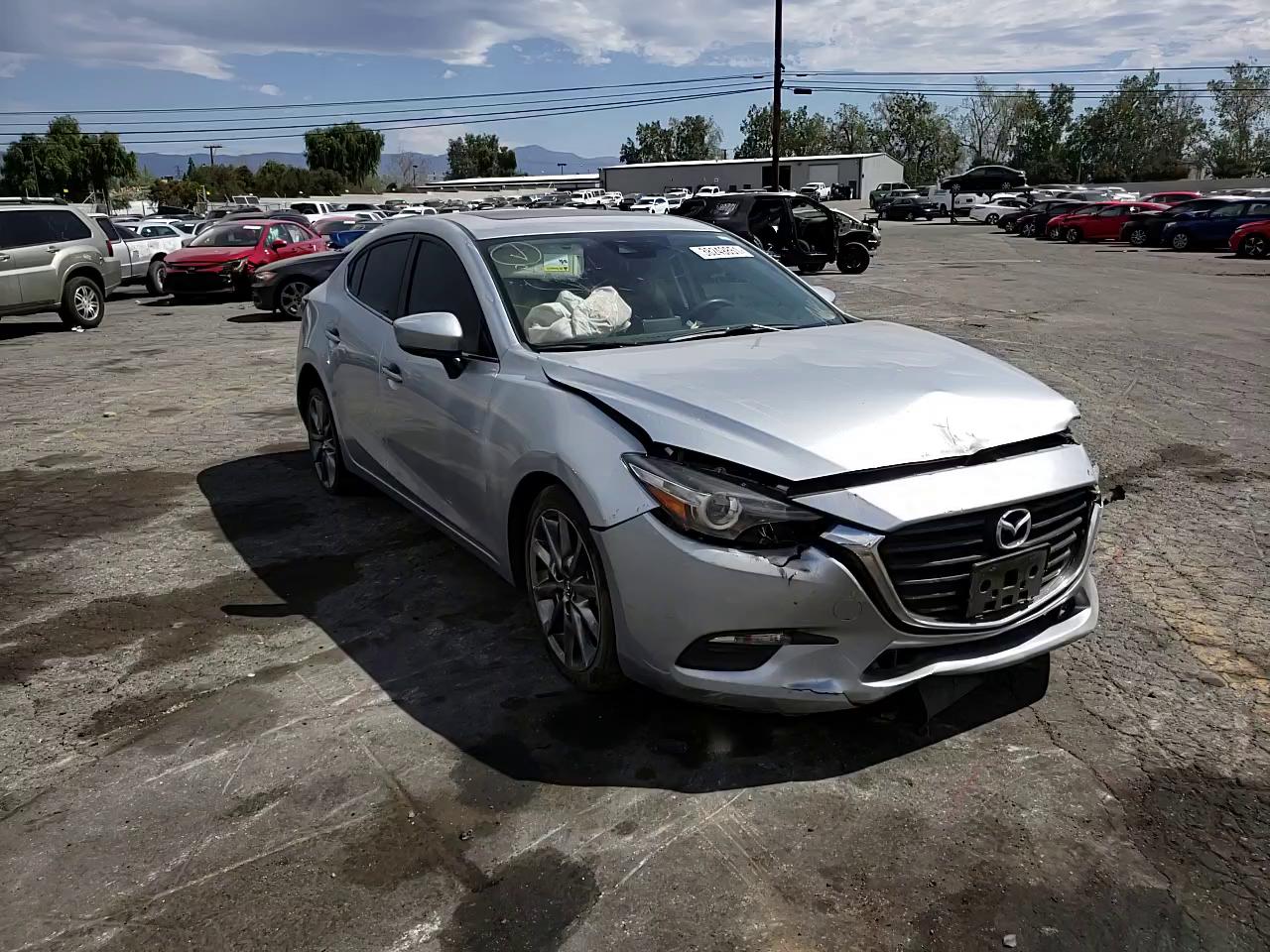 2018 MAZDA 3 TOURING 3MZBN1V30JM236811