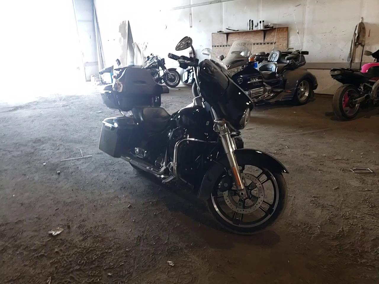 2019 HARLEY-DAVIDSON FLHX 1HD1KBC1XKB610556