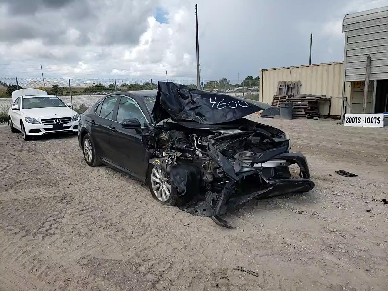 2018 TOYOTA CAMRY LE/X 4T1B11HK9JU094600