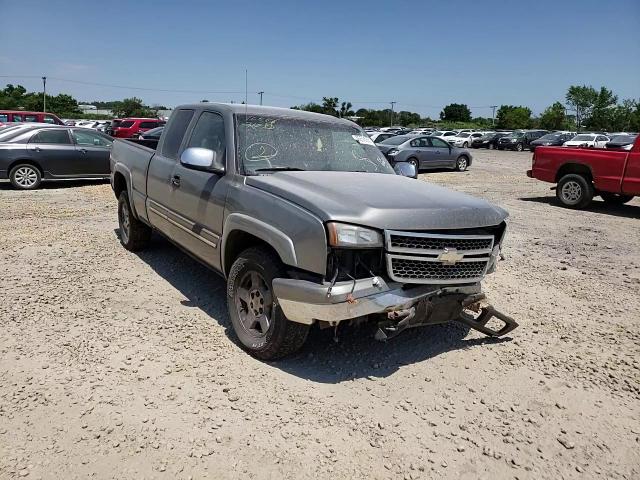 2006 Chevrolet Silverado - Image 11