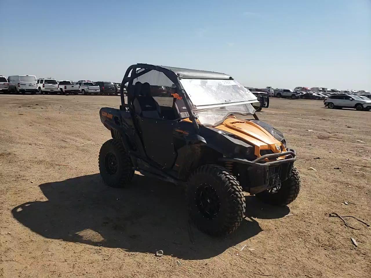2016 CAN-AM COMMANDER 3JBKKAP29GJ000767