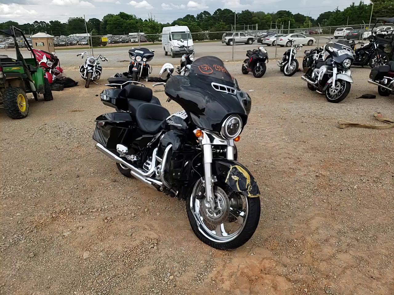 2019 HARLEY-DAVIDSON FLHX 1HD1KBC13KB668928