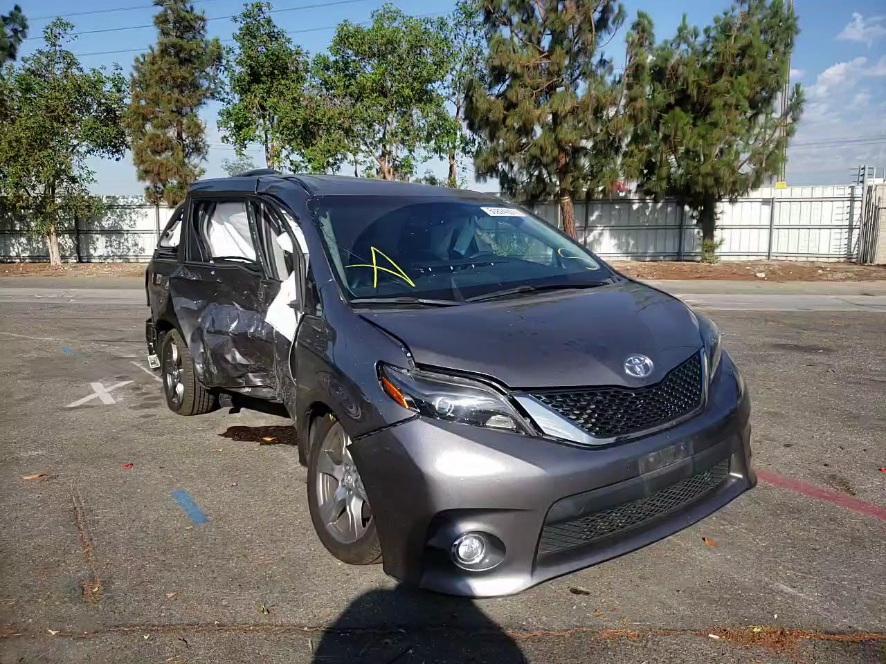 2017 TOYOTA SIENNA SE 5TDXZ3DC3HS832757