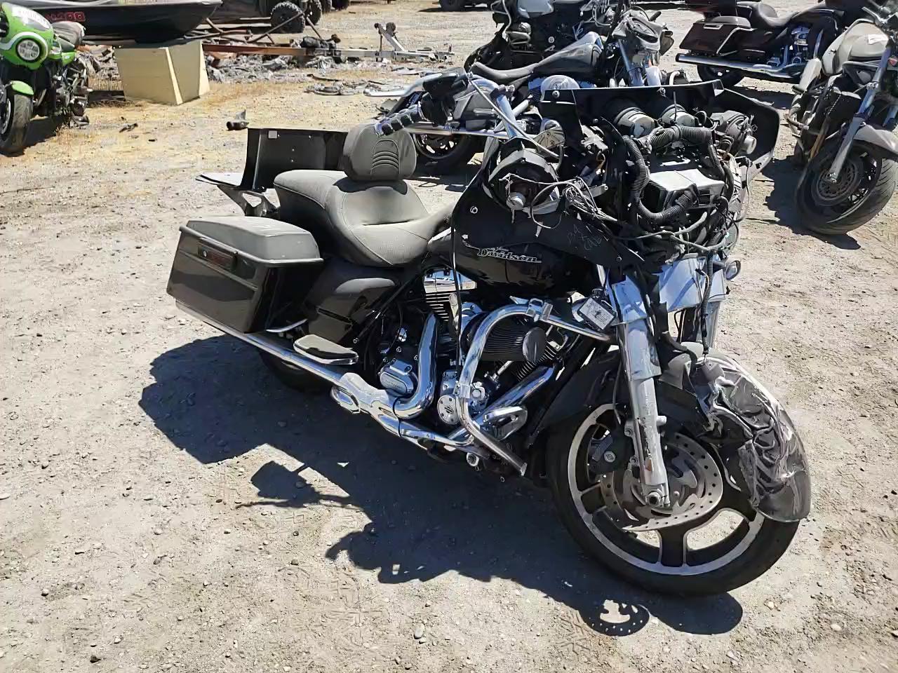 2011 HARLEY-DAVIDSON FLHX 1HD1KBM3XBB660308