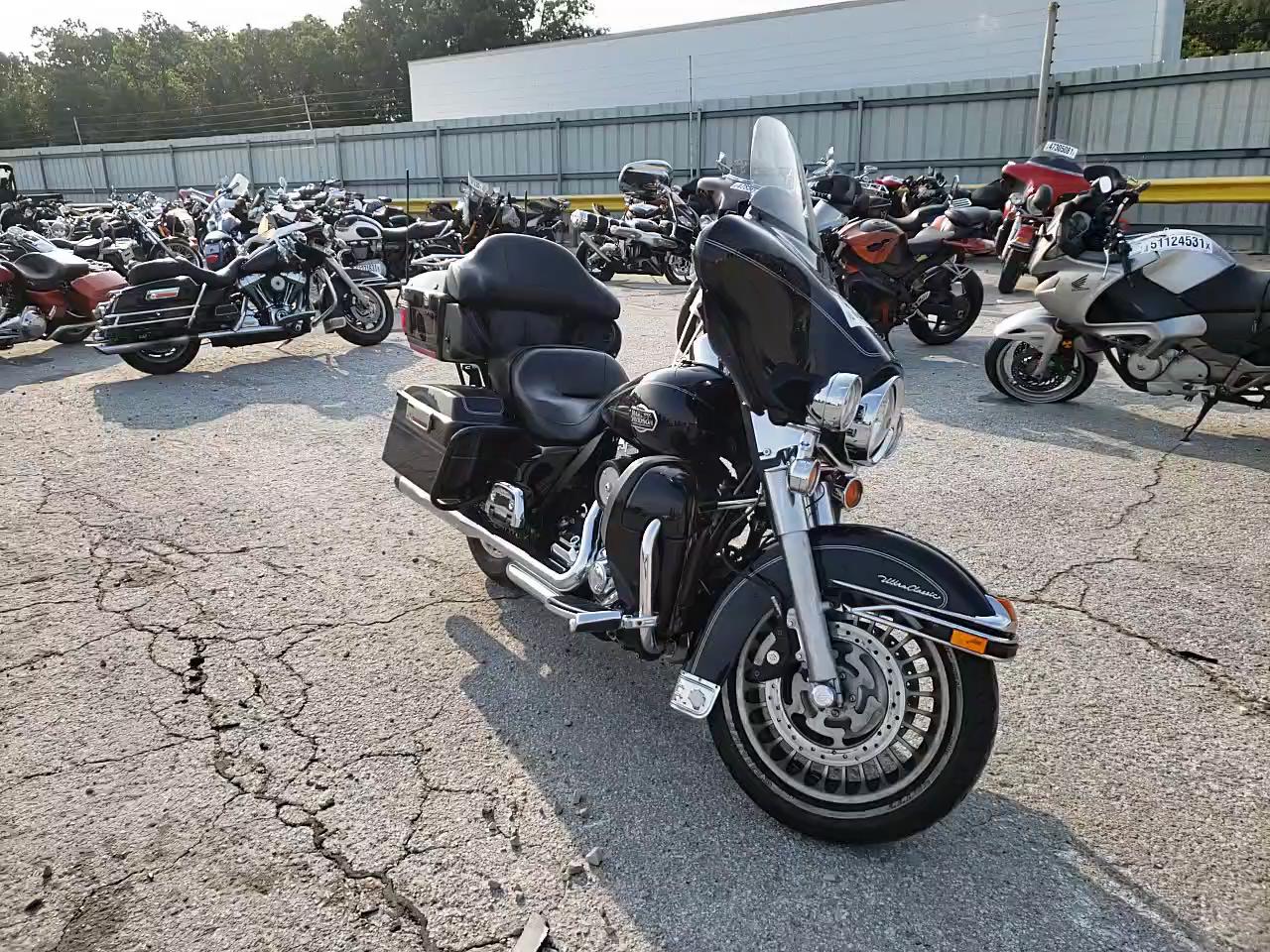 2011 HARLEY-DAVIDSON FLHTCU 1HD1FC413BB647117