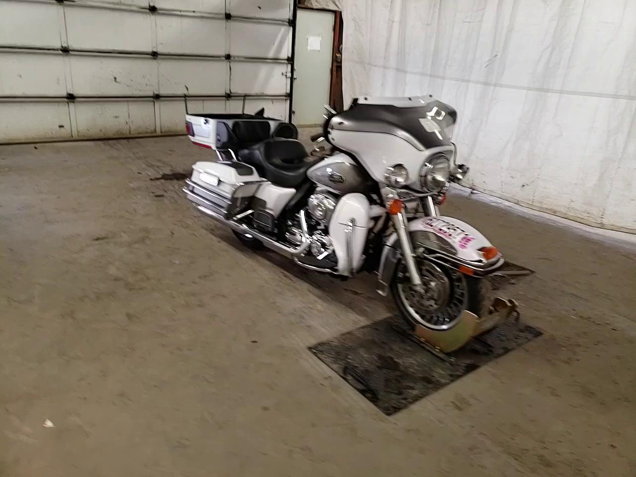 2009 HARLEY-DAVIDSON FLHTCU 1HD1FC4179Y621093