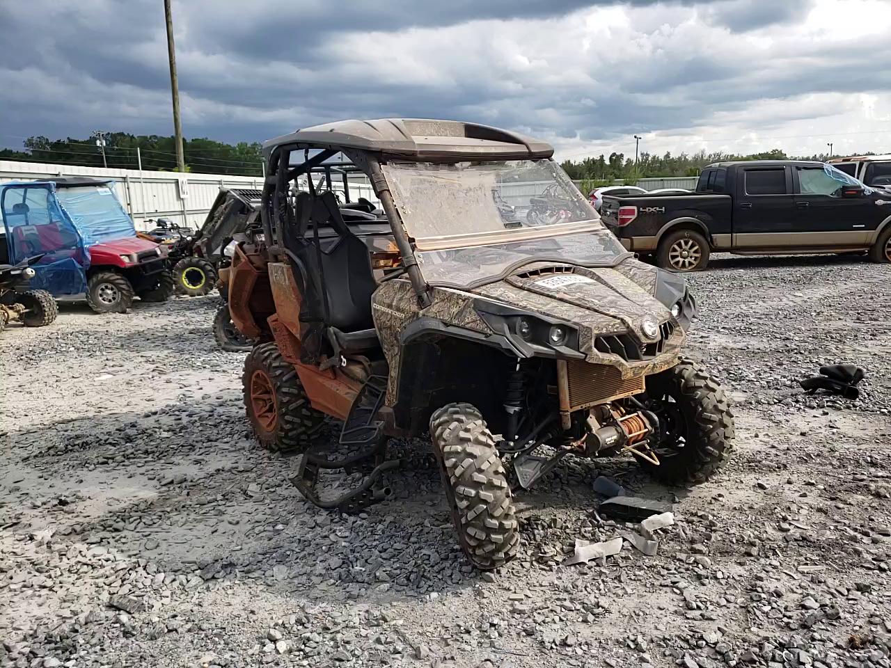 2019 CAN-AM COMMANDER 3JBKKAX22KJ001106