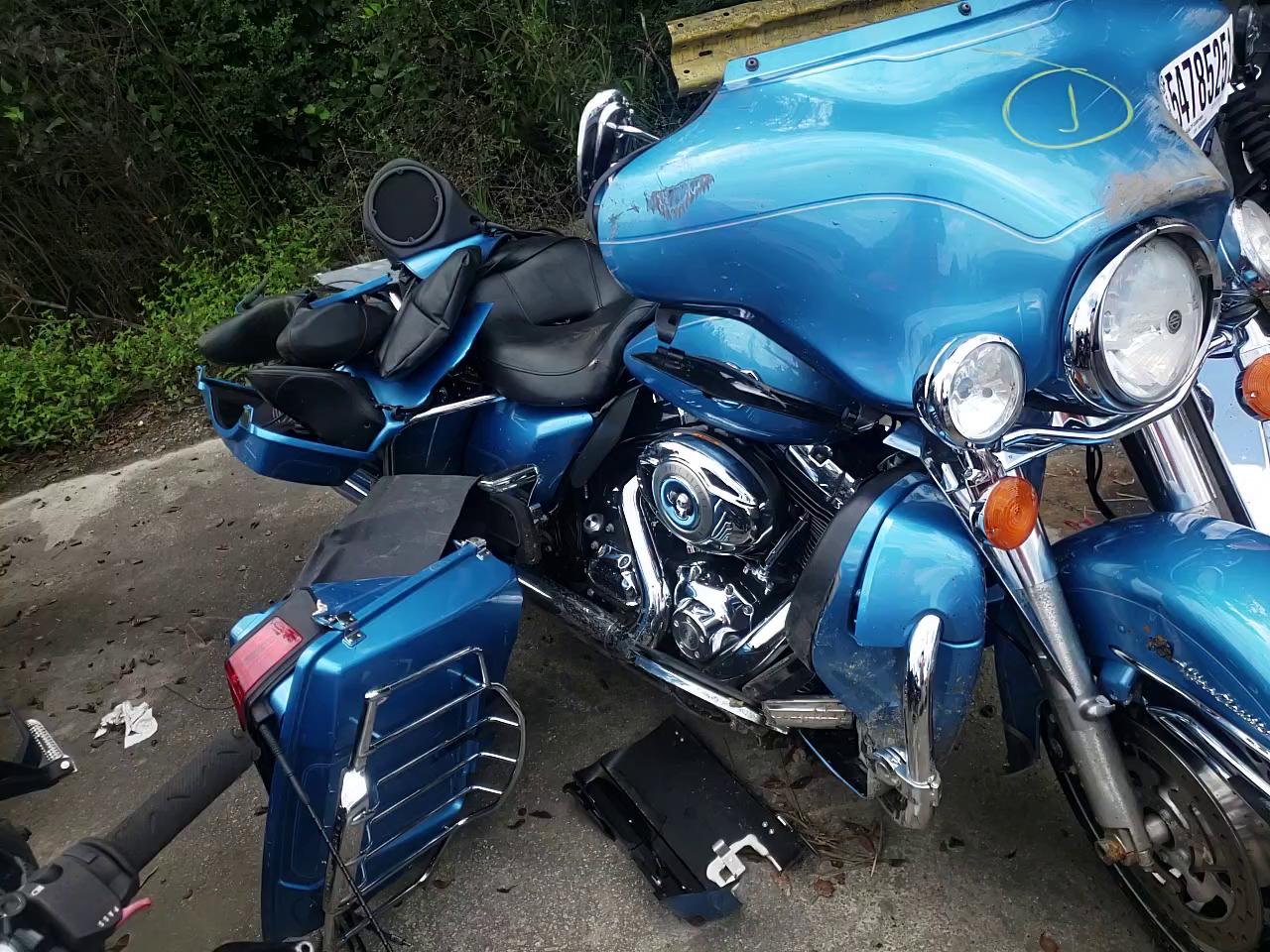 2011 HARLEY-DAVIDSON FLHTCU 1HD1FC415BB601482