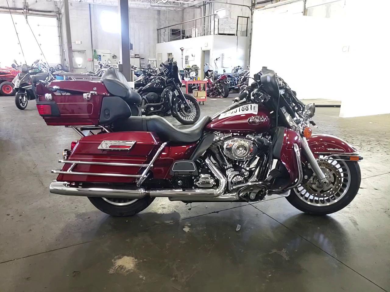 2010 HARLEY-DAVIDSON FLHTCU 1HD1FC412AB639878