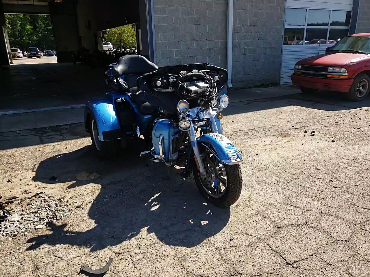 2011 HARLEY-DAVIDSON FLHTCUTG 1HD1MAM1XBB854730