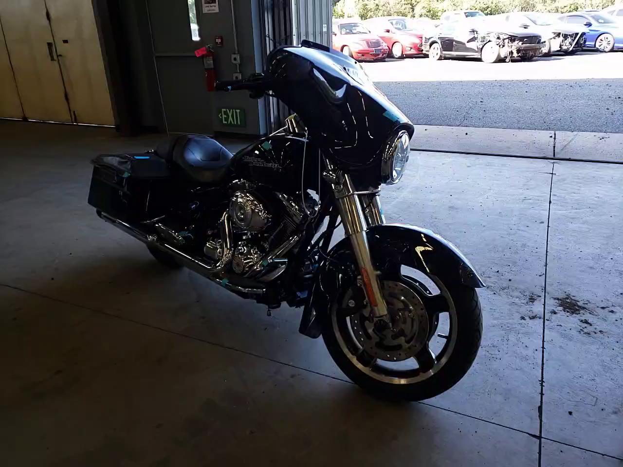 2011 HARLEY-DAVIDSON FLHX 1HD1KBM14BB676826