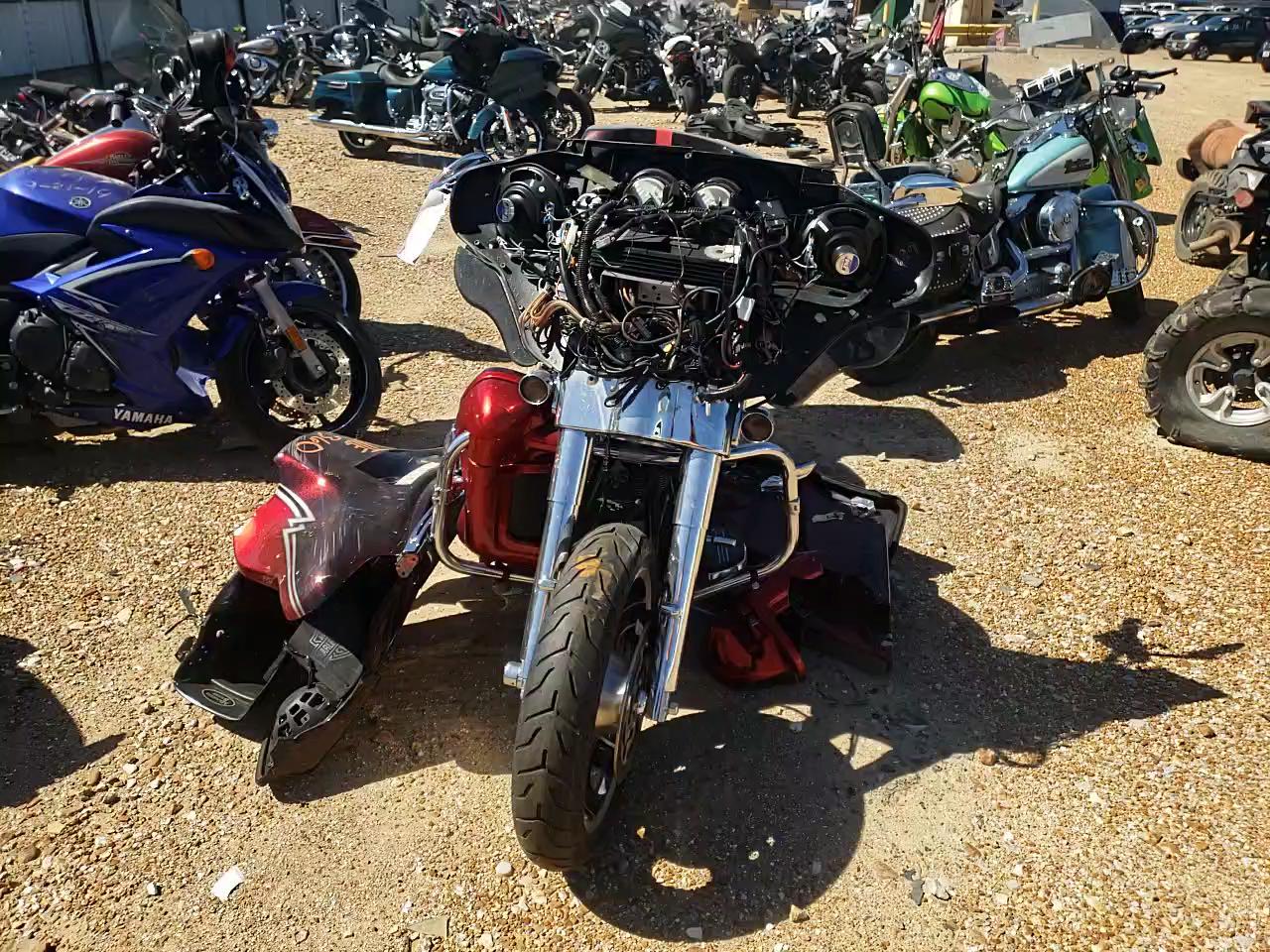 2011 HARLEY-DAVIDSON FLHX 1HD1KBM18BB643327