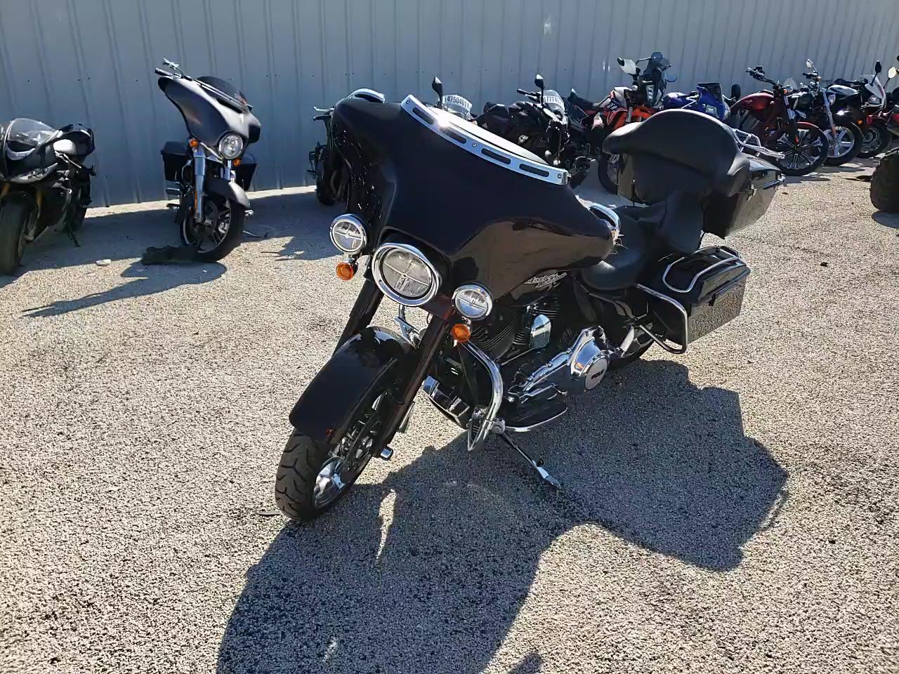 2011 HARLEY-DAVIDSON FLHX 1HD1KBM10BB665483