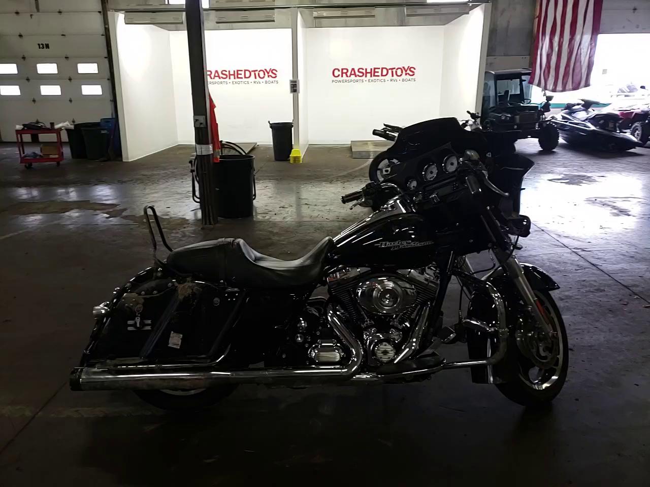 2011 HARLEY-DAVIDSON FLHX 1HD1KBM15BB680044