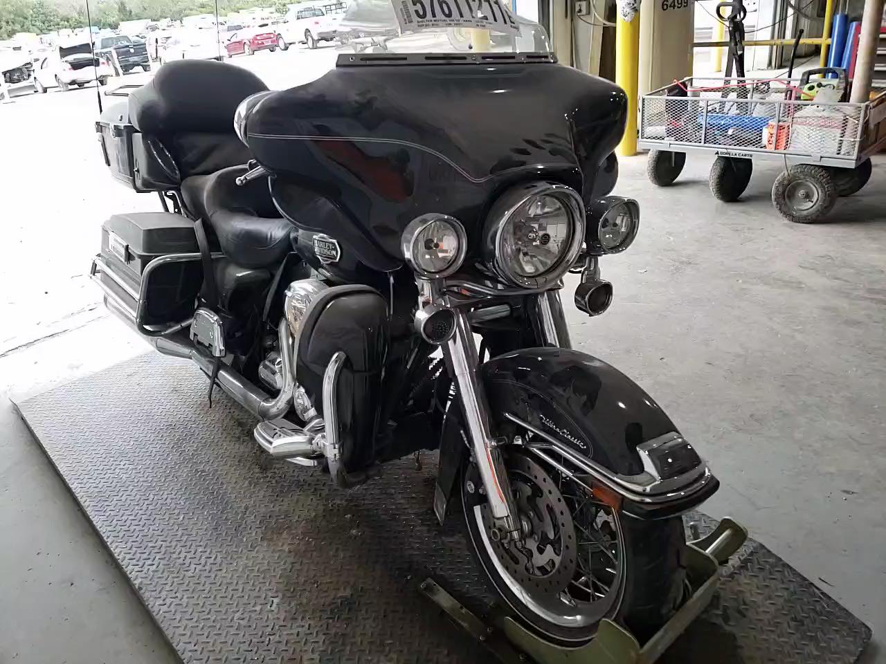 2010 HARLEY-DAVIDSON FLHTCU 1HD1FC414AB616909