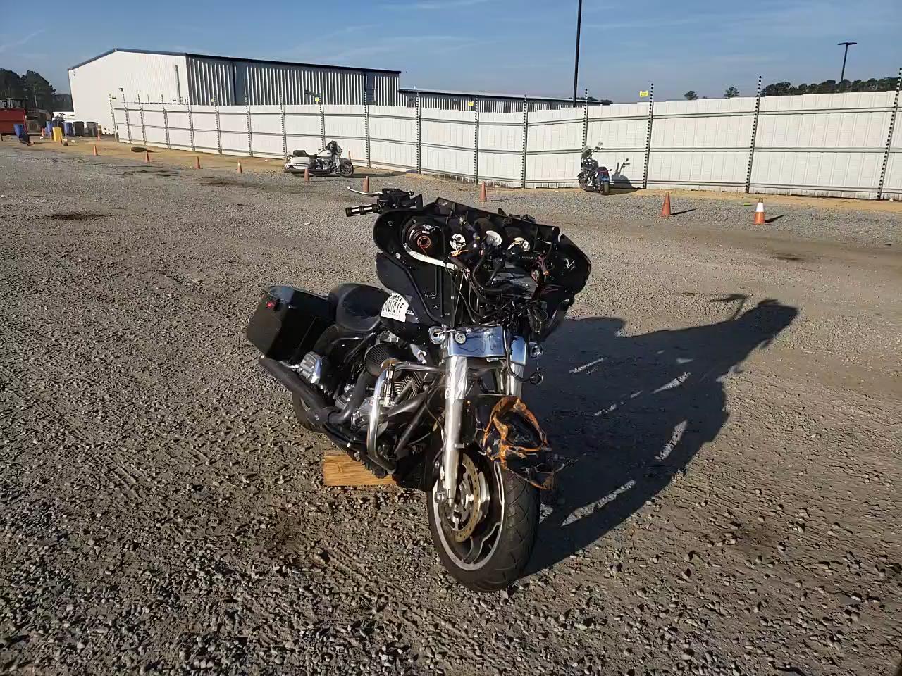 2011 HARLEY-DAVIDSON FLHX 1HD1KBM17BB675671
