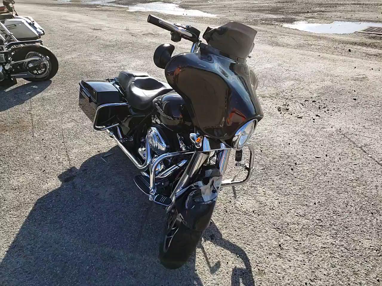 2011 HARLEY-DAVIDSON FLHX 1HD1KB412BB614826