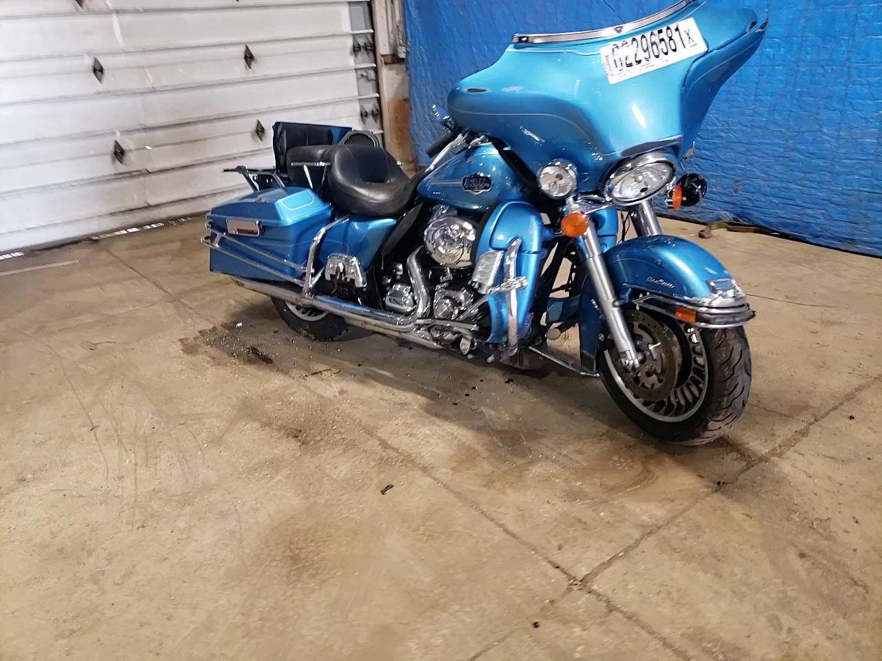 2011 HARLEY-DAVIDSON FLHTCU 1HD1FC414BB618984