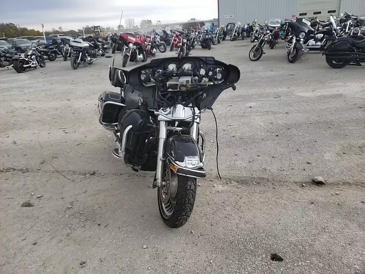 2010 HARLEY-DAVIDSON FLHTCU 1HD1FC412AB627827