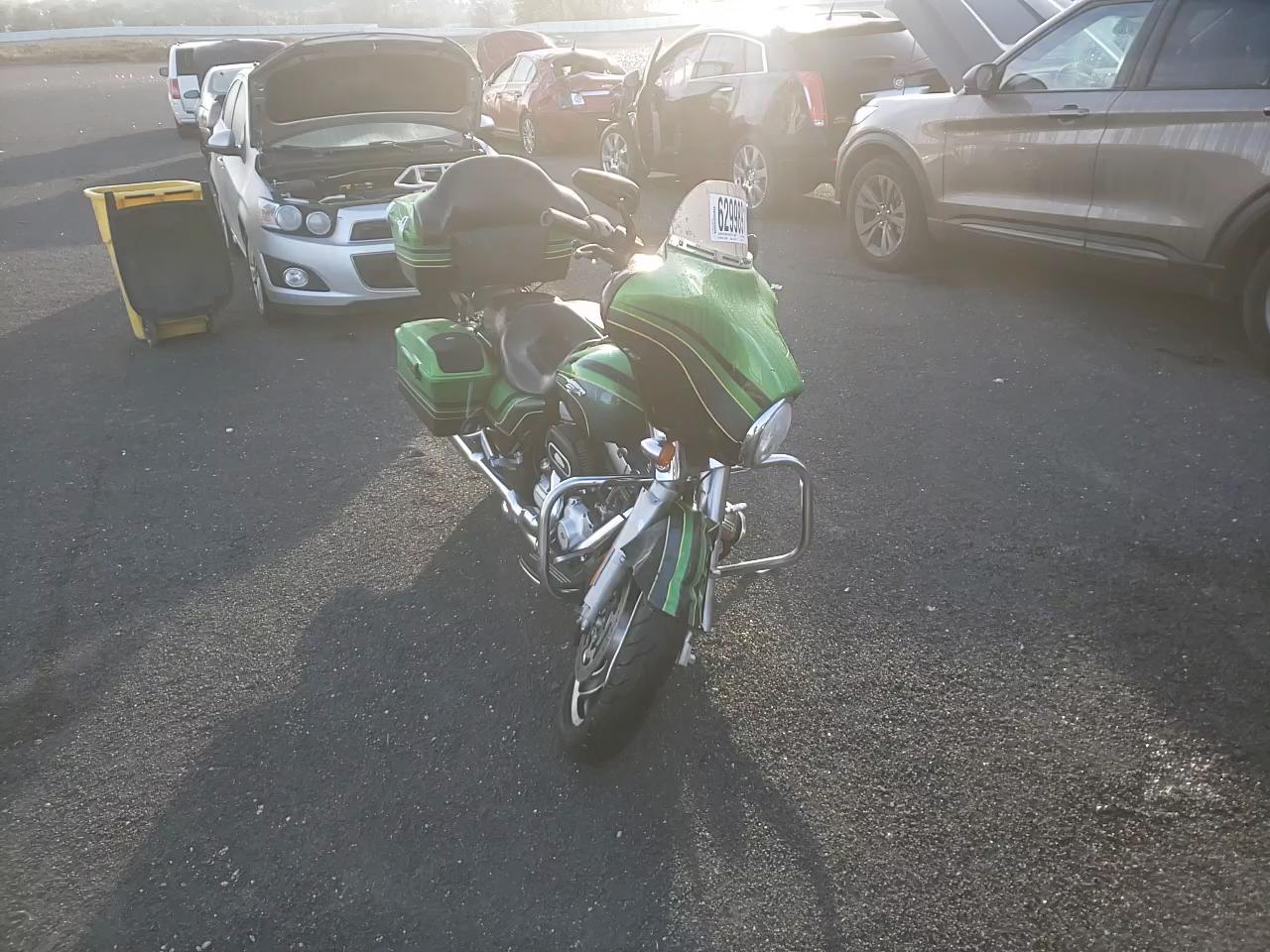 2011 HARLEY-DAVIDSON FLHX 1HD1KBM18BB670222