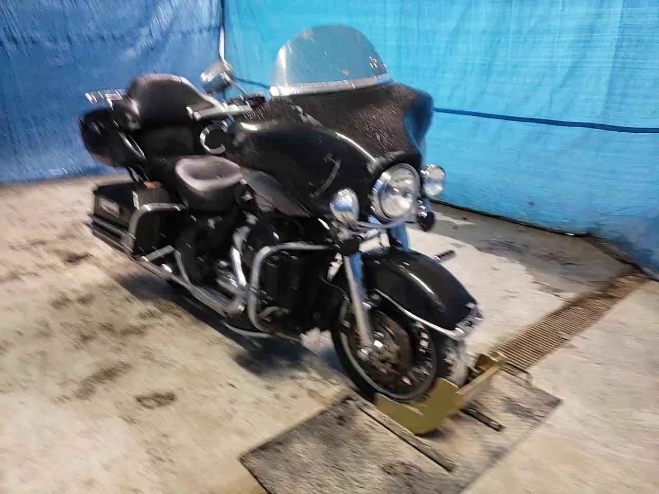 2011 HARLEY-DAVIDSON FLHTCU 1HD1FC41XBB633425