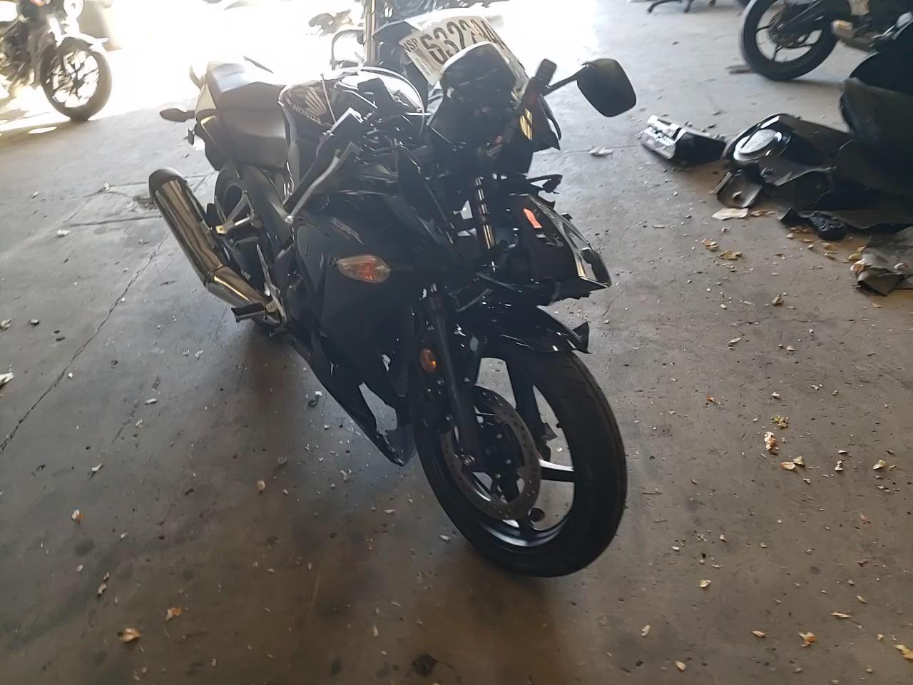 2015 HONDA CBR300 R MLHNC5101F5100108