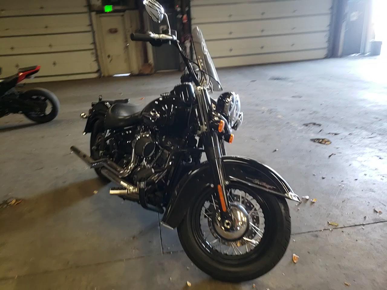 2019 HARLEY-DAVIDSON FLHC 1HD1YAJ10KC011302