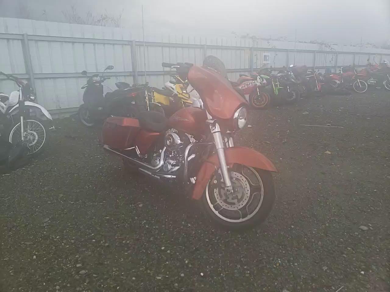 2011 HARLEY-DAVIDSON FLHX 1HD1KBM10BB662132