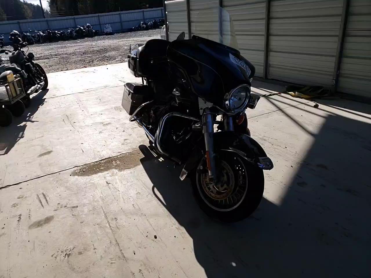 2011 HARLEY-DAVIDSON FLHTK 1HD1KEM19BB674278