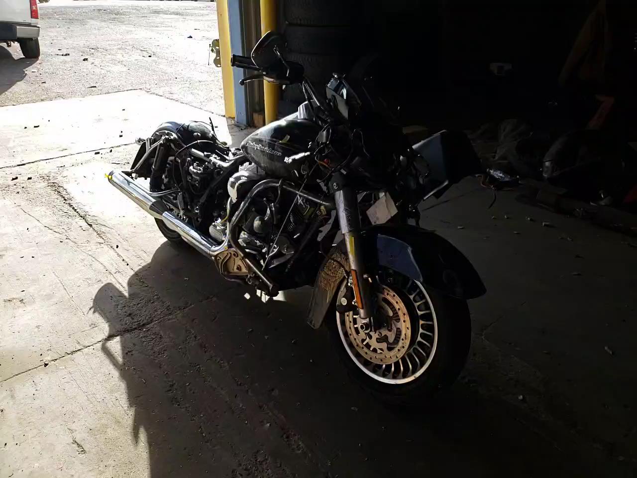 2011 HARLEY-DAVIDSON FLTRU 1HD1KGM16BB677165