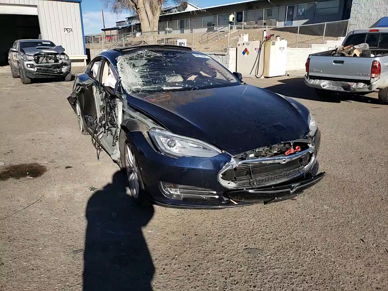 2015 TESLA MODEL S P8 5YJSA1H46FF081079
