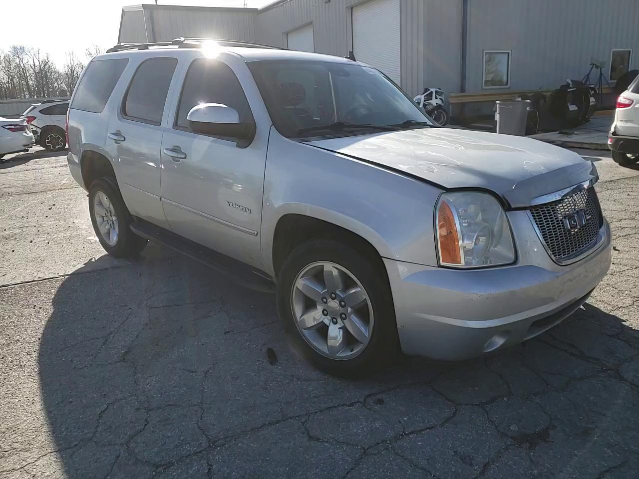 2011 GMC YUKON SLE 1GKS2AE08BR115806