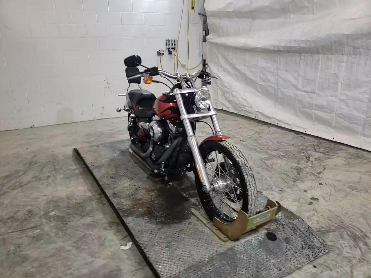 2011 HARLEY-DAVIDSON FXDWG 1HD1GP411BC330435