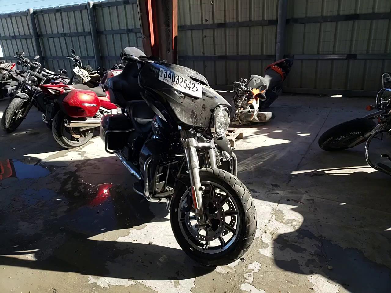 2019 HARLEY-DAVIDSON FLHTCU 1HD1FCC15KB616274