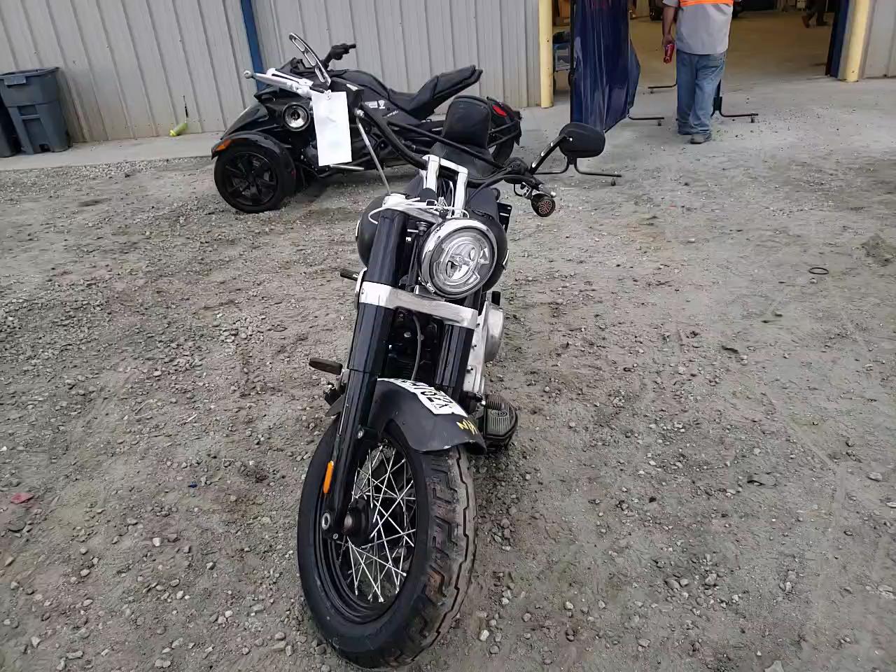 2018 HARLEY-DAVIDSON FLSL SOFTA 1HD1YDJ14JC074791