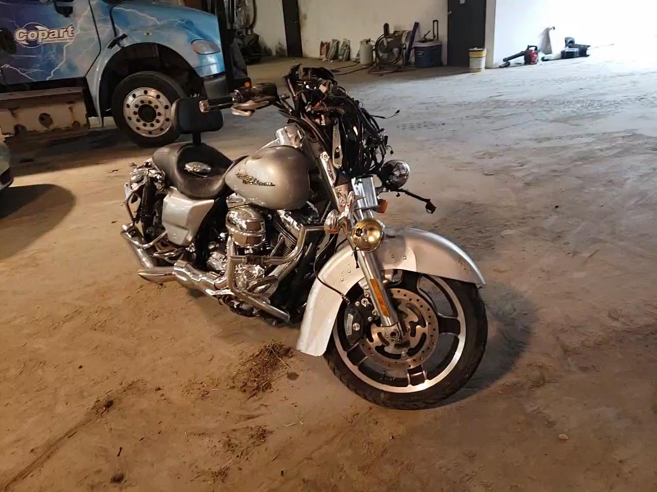 2010 HARLEY-DAVIDSON FLHX 1HD1KB411AB601855