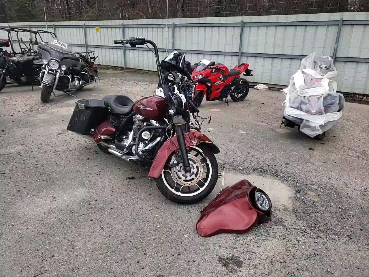 2010 HARLEY-DAVIDSON FLHX 1HD1KB414AB667185