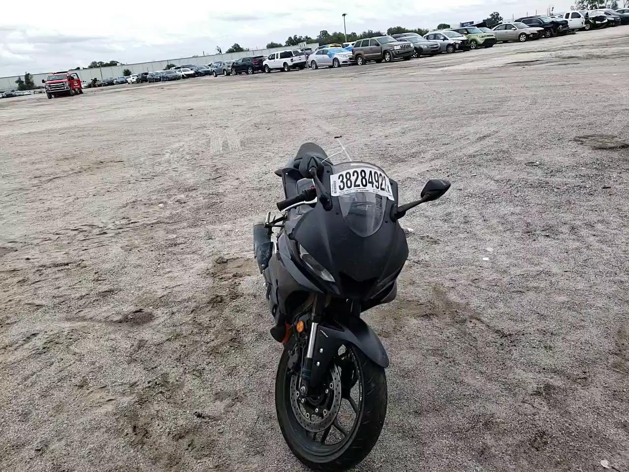 2021 YAMAHA YZFR3 A MH3RH18Y6MK005960