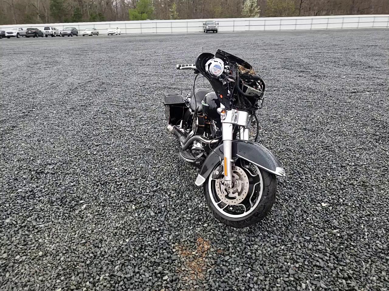 2011 HARLEY-DAVIDSON FLHX 1HD1KBM15BB674308