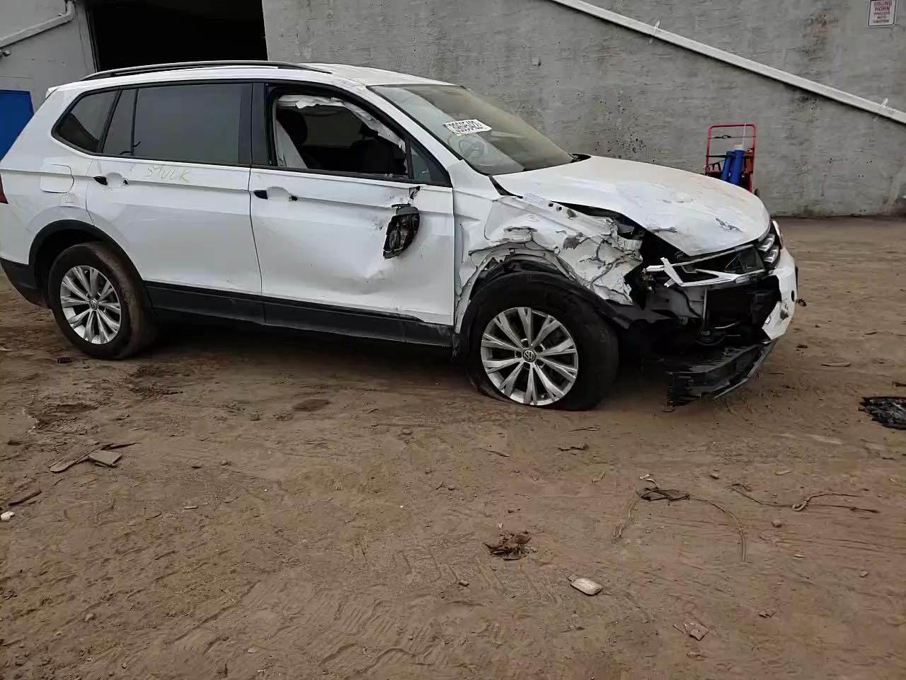 2018 VOLKSWAGEN TIGUAN S 3VV0B7AX2JM056097
