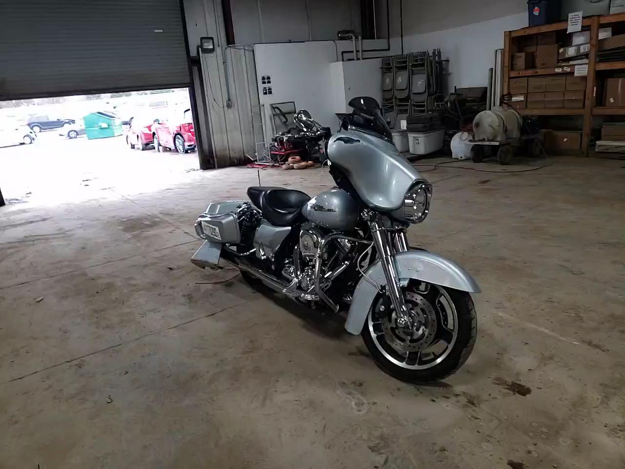 2010 HARLEY-DAVIDSON FLHX 1HD1KB413AB647204