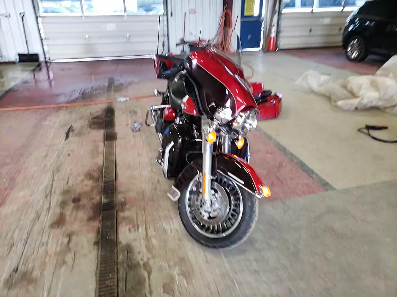 2011 HARLEY-DAVIDSON FLHTK 1HD1KEM13BB675538