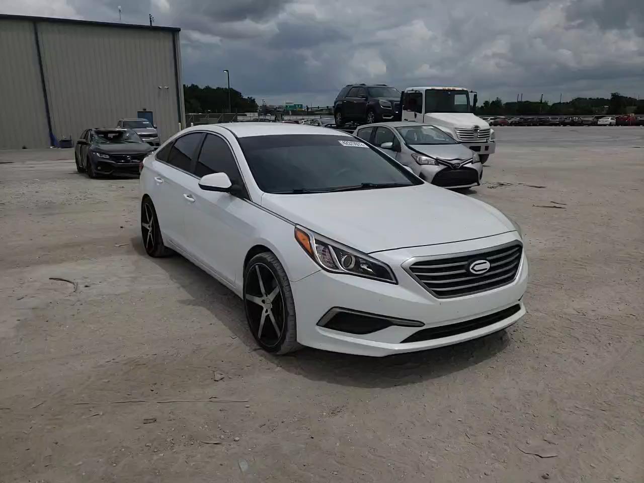 2016 HYUNDAI SONATA SE 5NPE24AF5GH408355