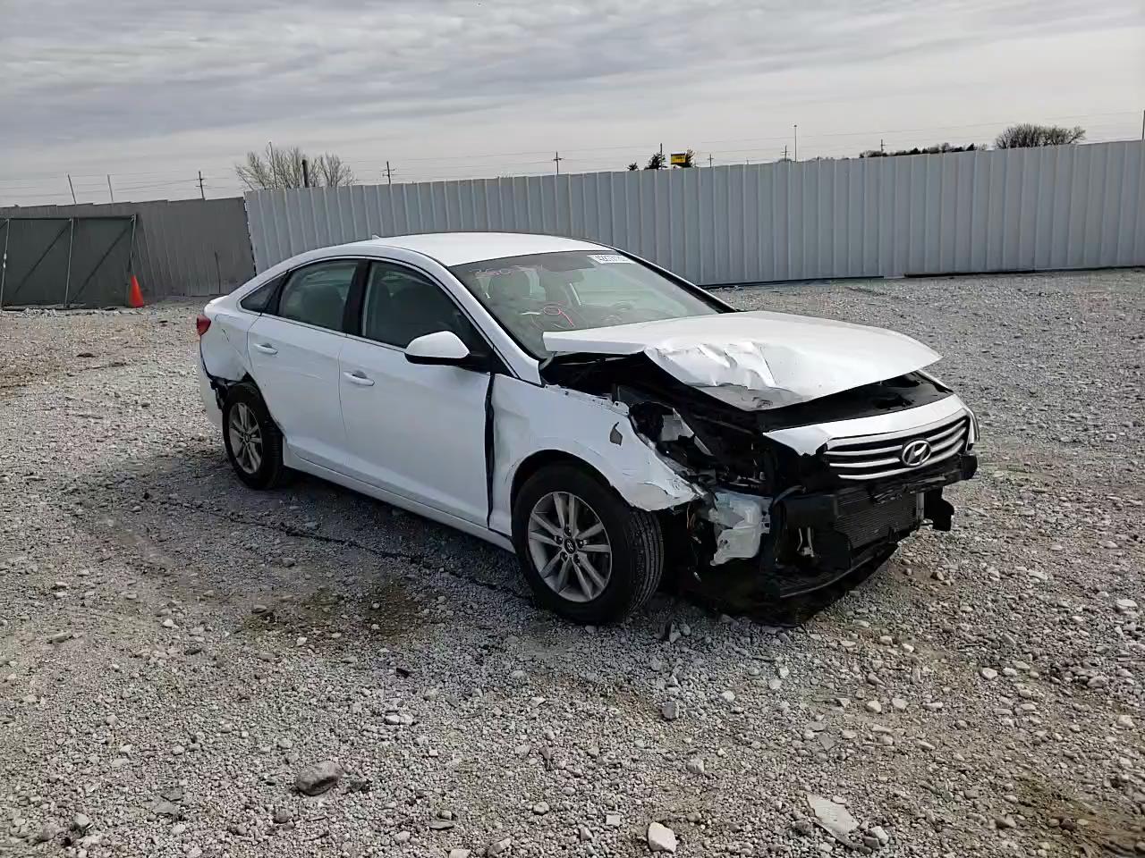 2015 HYUNDAI SONATA SE 5NPE24AF9FH184652