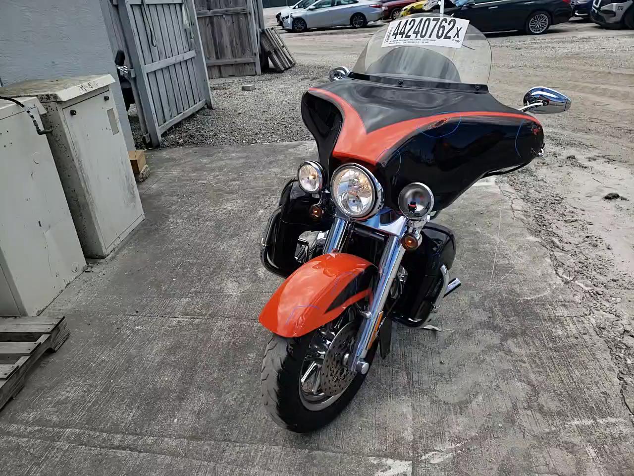2007 HARLEY-DAVIDSON FLHTCUSE 1HD1PR81X7Y956985