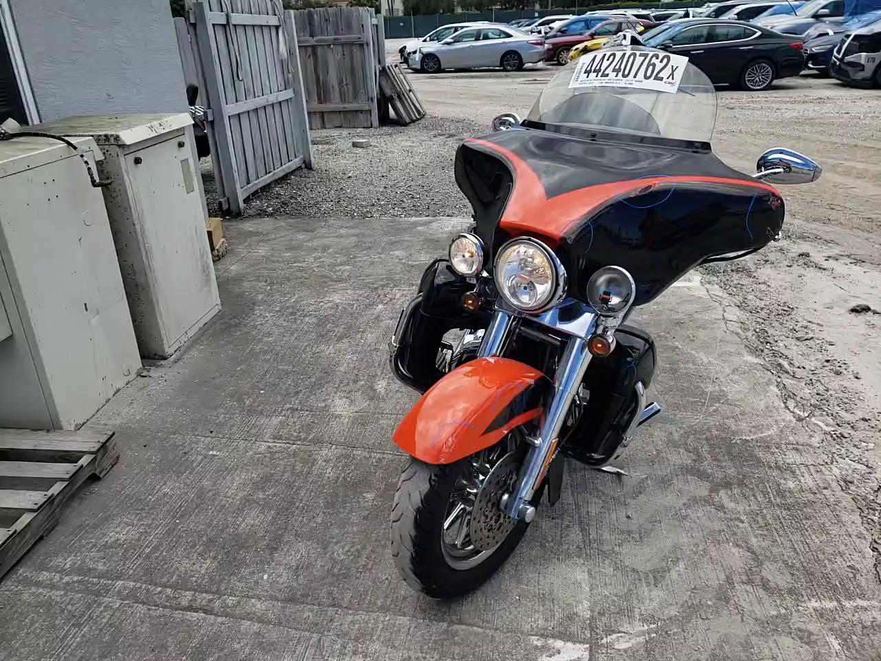 2007 HARLEY-DAVIDSON FLHTCUSE 1HD1PR81X7Y956985